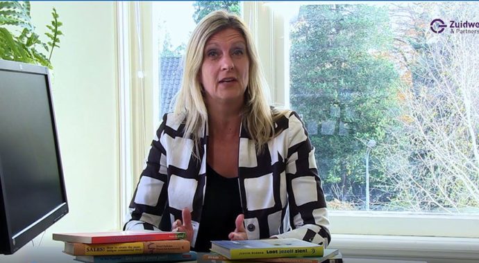 jacqueline-2016-12-21 Jacqueline Zuidweg presenteert haar serie Vallen opstaan en weer doorgaan. Zij praat over het onderwerp echtscheiding en ziekte. Zuidweg & Partners, Schuldhulp, Schuldhulpverlening, Bedrjfsherstel