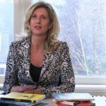 Jacqueline Zuidweg zit achter haar bureau op ons kantoor in Hilversum en legt uit hoe toekomstige ondernemers zich het beste kunnen voorbereiden op de start van hun bedrijf.