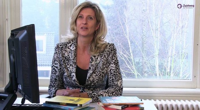 Jacqueline Zuidweg zit achter haar bureau op ons kantoor in Hilversum en legt uit hoe toekomstige ondernemers zich het beste kunnen voorbereiden op de start van hun bedrijf.