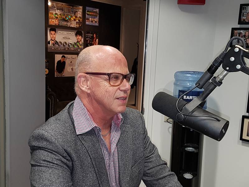 Rob van Zon, technical advisor debt collection at the National Collection Center of the Tax Department, guest at "Fall, get up and continue" with Jacqueline Zuidweg on New Business Radio