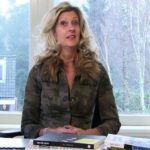 Jacqueline Zuidweg zit achter haar bureau en legt uit hoe de Stichting Hulp Bij Boekhouding werkt.