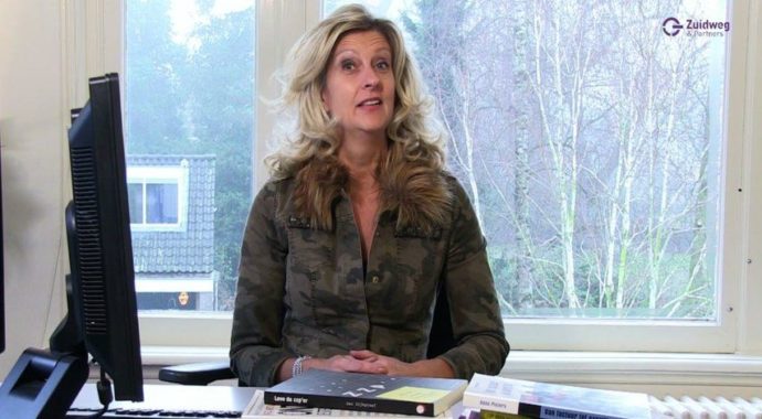 Jacqueline Zuidweg zit achter haar bureau en legt uit hoe de Stichting Hulp Bij Boekhouding werkt.