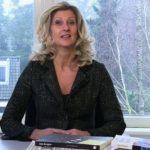 Jacqueline Zuidweg zit achter haar bureau in haar kantoor in Hilversum en legt uit hoe ondernemers uitstel van betaling kunnen aanvragen bij de Belastingdienst.