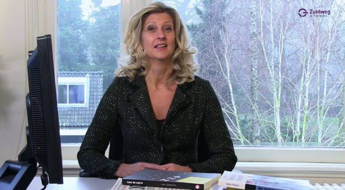 Uitstel van betaling Jacqueline Zuidweg zit achter haar bureau in haar kantoor in Hilversum en legt uit hoe ondernemers uitstel van betaling kunnen aanvragen bij de Belastingdienst.