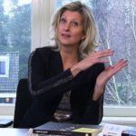 Jacqueline Zuidweg zit achter haar bureau en legt uit hoe ondernemers met belastingsschuld een betalingsregeling kunnen treffen met de Belastingdienst.