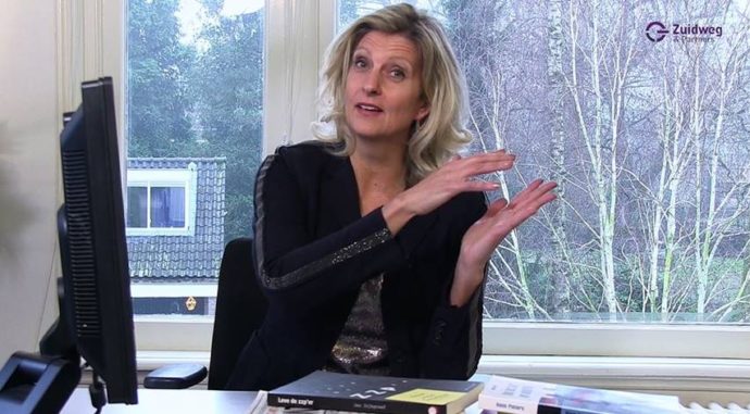 Video Onderhandeling Uitgelichte Afbeelding Jacqueline Zuidweg zit achter haar bureau en legt uit hoe ondernemers met belastingsschuld een betalingsregeling kunnen treffen met de Belastingdienst.