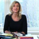 Jacqueline Zuidweg zit op haar kantoor in Hilversum en legt uit dat het helemaal normaal is dat ondernemers twijfels hebben over zichzelf.