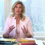Jacqueline Zuidweg zit op haar kantoor in Hilversum en legt uit hoe de zakelijke en privé omstandigheden van de ondernemer het onderschap kunnen beïnvloeden en hoe ondernemers balans kunnen bewaren als het even tegen zit.