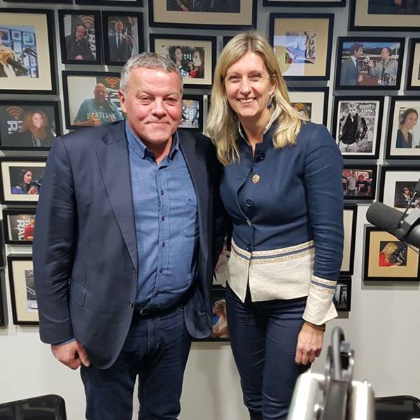 Frank van Santen, director de Stichting Ondernemersklankbord, es un invitado en "Fall, get up and continue" con Jacqueline Zuidweg en New Business Radio.