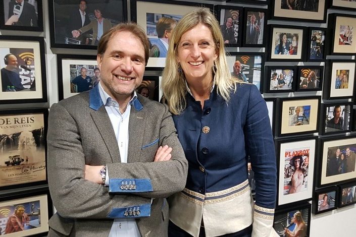 Martijn Driessen en Jacqueline Zuidweg bij de opnames van "Vallen, opstaan en weer doorgaan" op New Business Radio