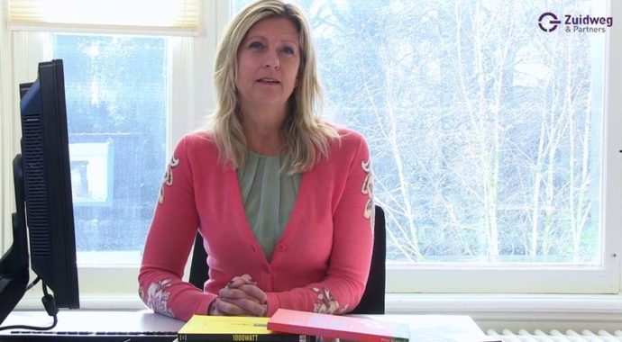 Intakegesprek Uitgelichte Afbeelding Jacqueline Zuidweg presenteert haar serie Vallen opstaan en weer doorgaan op het kantoor van Zuidweg & Partners in Hilversum. Deze week met het onderwerp: Het Intakegesprek bij Zuidweg & Partners