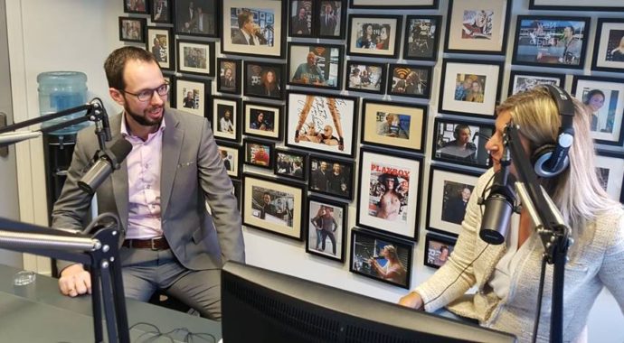 Arie Hovestad is te gast bij Vallen opstaan en weer doorgaan met Jacqueline Zuidweg op New Business Radio. Het onderwerp is: Het Intakegesprek, bewustwording van de schuldensituatie, voordelen van een minnelijke schuldenregeling