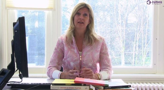 Stabilisatie verificatie Uitgelichte afbeelding Jacqueline Zuidweg presenteert haar serie Vallen opstaan en weer doorgaan op het kantoor van Zuidweg & Partners in Hilversum. Deze week met het onderwerp: stabilisatie en verificatie