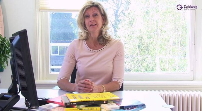 Uurtarief bepalen Uitgelichte Afbeelding Jacqueline Zuidweg presenteert haar serie Vallen opstaan en weer doorgaan op het kantoor van Zuidweg & Partners in Hilversum. Deze week met het onderwerp: Hoe bepaal je je uurtarief?