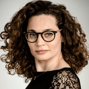 Column afbeelding Portrait foto van Hiske Gude sales expert en trainer bij Sales vanuit je Hart. De foto staat naast haar column met het onderwerp: is prijs een getal of een gevoel?