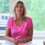 Jacqueline Zuidweg presenteert haar serie Vallen opstaan en weer doorgaan op het kantoor van Zuidweg & Partners in Hilversum. Deze week met het onderwerp: Schulden, en dan?