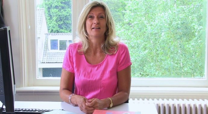 Uitgelichte afbeelding video Jacqueline Zuidweg presenteert haar serie Vallen opstaan en weer doorgaan op het kantoor van Zuidweg & Partners in Hilversum. Deze week met het onderwerp: Schulden, en dan?