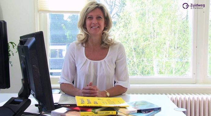 Verkopen Video Uitgelichte Afbeelding Jacqueline Zuidweg presenteert haar serie Vallen opstaan en weer doorgaan op het kantoor van Zuidweg & Partners in Hilversum. Deze week met het onderwerp: Hoe maak ik een goede offerte?