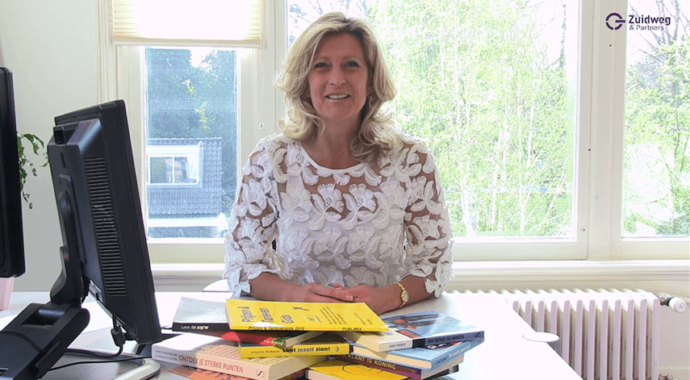 Video foto uitgelichte afbeelding Jacqueline Zuidweg presenteert haar serie Vallen opstaan en weer doorgaan op het kantoor van Zuidweg & Partners in Hilversum. Deze week met het onderwerp: Prijzen in de praktijk