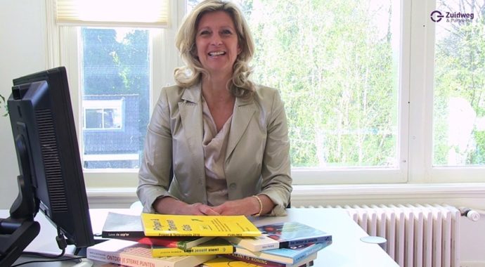 Video uitgelichte afbeelding Jacqueline Zuidweg presenteert haar serie Vallen opstaan en weer doorgaan op het kantoor van Zuidweg & Partners in Hilversum. Deze week met het onderwerp: Hoeveel wil de klant betalen voor jouw product of dienst?