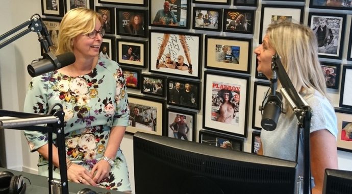 Uitgelichte afbeelding podcast Anne-Mieke de Peuter is te gast bij Vallen opstaan en weer doorgaan met Jacqueline Zuidweg op New Business Radio. Het onderwerp is: Waarom schulden.nl?