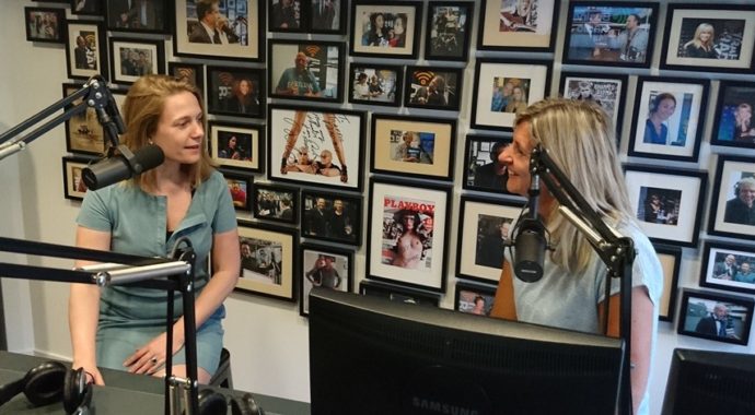 Uitgelichte afbeelding podcast 2 Tamara Madern is te gast bij Vallen opstaan en weer doorgaan met Jacqueline Zuidweg op New Business Radio. Het onderwerp is: Preventie en schulden