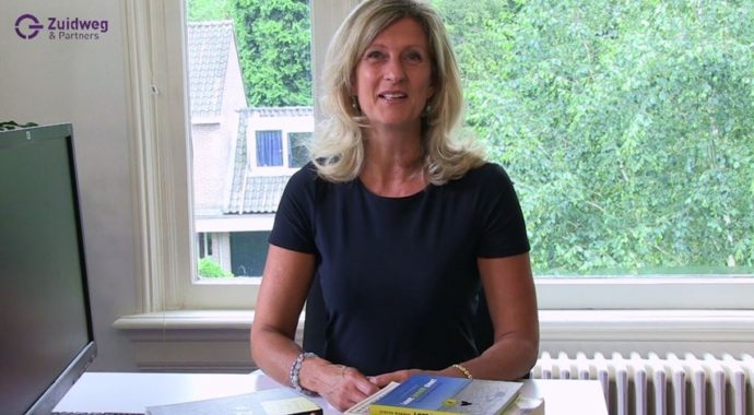 Uitgelichte afbeelding video Jacqueline Zuidweg presenteert haar serie Vallen opstaan en weer doorgaan op het kantoor van Zuidweg & Partners in Hilversum. Deze week met het onderwerp: Communiceren met schuldeisers
