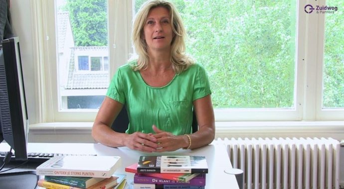 Uitgelichte afbeelding video Jacqueline Zuidweg presenteert haar serie Vallen opstaan en weer doorgaan op het kantoor van Zuidweg & Partners in Hilversum. Deze week met het onderwerp: Ondernemers en schulden