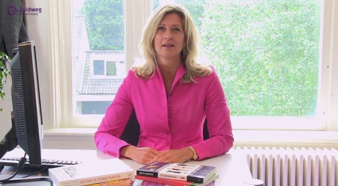 Video uitgelichte afbeelding Jacqueline Zuidweg presenteert haar serie Vallen opstaan en weer doorgaan op het kantoor van Zuidweg & Partners in Hilversum. Deze week met het onderwerp: Hoe werkt Schulden.nl?