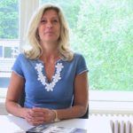 Jacqueline Zuidweg presenteert haar serie Vallen opstaan en weer doorgaan op het kantoor van Zuidweg & Partners in Hilversum. Deze week met het onderwerp: Schulden en preventie