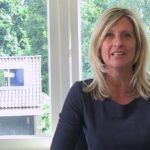 Jacqueline Zuidweg presenteert haar serie Vallen opstaan en weer doorgaan op het kantoor van Zuidweg & Partners in Hilversum. Deze keer met het onderwerp: factoring.