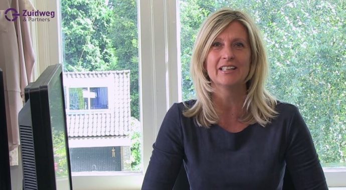 Uitgelichte afbeelding 856×471 Jacqueline Zuidweg presenteert haar serie Vallen opstaan en weer doorgaan op het kantoor van Zuidweg & Partners in Hilversum. Deze keer met het onderwerp: factoring.