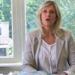 Jacqueline Zuidweg presenteert haar serie Vallen opstaan en weer doorgaan op het kantoor van Zuidweg & Partners in Hilversum. Deze keer met het onderwerp: Business Angels.