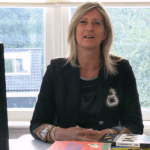 Jacqueline Zuidweg presenteert haar serie Vallen opstaan en weer doorgaan op het kantoor van Zuidweg & Partners in Hilversum. Deze keer met het onderwerp: de meestgestelde vragen: stoppen of doorgaan?