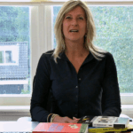 Jacqueline Zuidweg presenteert haar serie Vallen opstaan en weer doorgaan op het kantoor van Zuidweg & Partners in Hilversum. Deze keer met het onderwerp: ben ik failliet?