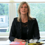 Jacqueline Zuidweg presenteert haar serie Vallen opstaan en weer doorgaan op het kantoor van Zuidweg & Partners in Hilversum. Deze keer met het onderwerp: hoe kom ik van mijn schulden af?