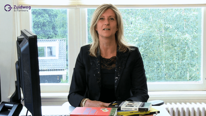 Jacqueline Zuidweg presenteert haar serie Vallen opstaan en weer doorgaan op het kantoor van Zuidweg & Partners in Hilversum. Deze keer met het onderwerp: hoe kom ik van mijn schulden af?