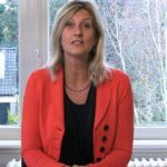 Jacqueline Zuidweg presenteert haar serie Vallen opstaan en weer doorgaan op het kantoor van Zuidweg & Partners in Hilversum. Deze keer met het onderwerp: ondernemer en schulden? Hoe kan de gemeente je helpen?
