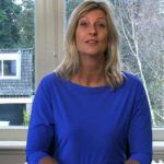 Jacqueline Zuidweg presenteert haar serie Vallen opstaan en weer doorgaan op het kantoor van Zuidweg & Partners in Hilversum. Deze keer met het onderwerp: ondernemer in Amsterdam en schulden? Wat kan de gemeente Amsterdam voor je doen.