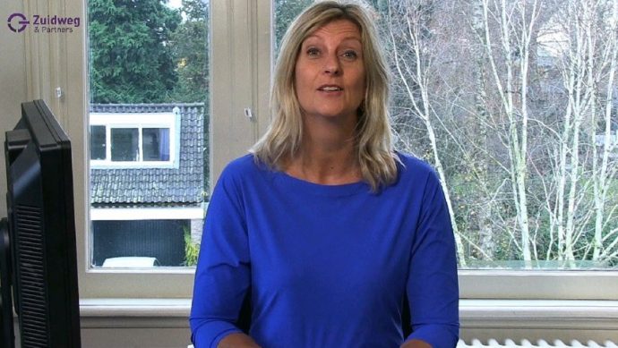 Jacqueline Zuidweg presenteert haar serie Vallen opstaan en weer doorgaan op het kantoor van Zuidweg & Partners in Hilversum. Deze keer met het onderwerp: ondernemer in Amsterdam en schulden? Wat kan de gemeente Amsterdam voor je doen.