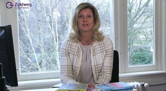 Jacqueline Zuidweg presenteert haar serie Vallen opstaan en weer doorgaan op het kantoor van Zuidweg & Partners in Hilversum. Deze keer met het onderwerp: hoe blijf ik fit, fysiek én mentaal?