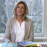 Jacqueline Zuidweg presenteert haar serie Vallen opstaan en weer doorgaan op het kantoor van Zuidweg & Partners in Hilversum. Deze keer met het onderwerp: franchise.