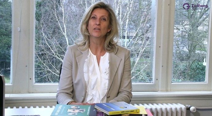 Jacqueline Zuidweg presenteert haar serie Vallen opstaan en weer doorgaan op het kantoor van Zuidweg & Partners in Hilversum. Deze keer met het onderwerp: franchise.