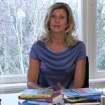 Jacqueline Zuidweg presenteert haar serie Vallen opstaan en weer doorgaan op het kantoor van Zuidweg & Partners in Hilversum. Deze keer met het onderwerp: verslaving.