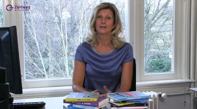 Jacqueline Zuidweg presenteert haar serie Vallen opstaan en weer doorgaan op het kantoor van Zuidweg & Partners in Hilversum. Deze keer met het onderwerp: verslaving.