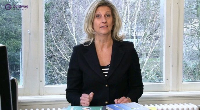 Jacqueline Zuidweg presenteert haar serie Vallen opstaan en weer doorgaan op het kantoor van Zuidweg & Partners in Hilversum. Deze keer met het onderwerp: de franchisenemer.