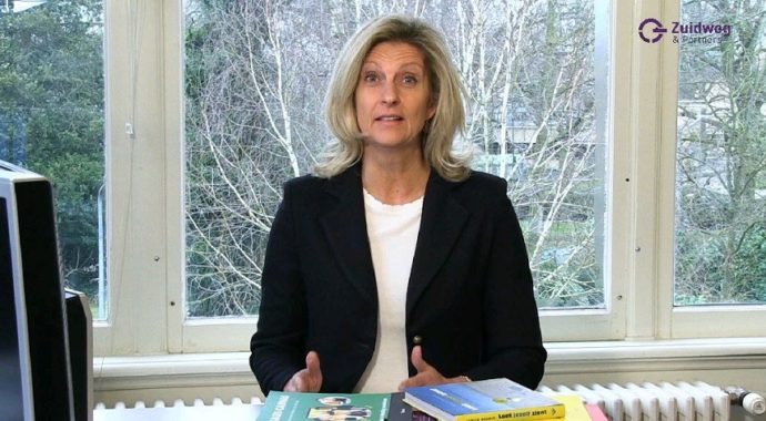 Jacqueline Zuidweg presenteert haar serie Vallen opstaan en weer doorgaan op het kantoor van Zuidweg & Partners in Hilversum. Deze keer met het onderwerp: de franchisegever.