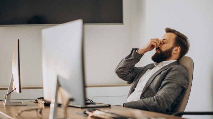 handsome-business-man-working-desk
